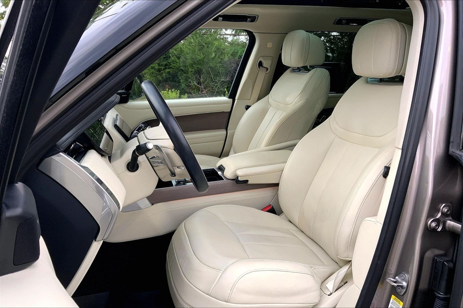 Used 2023 Batumi Gold Premium Metallic Land Rover SE image 7