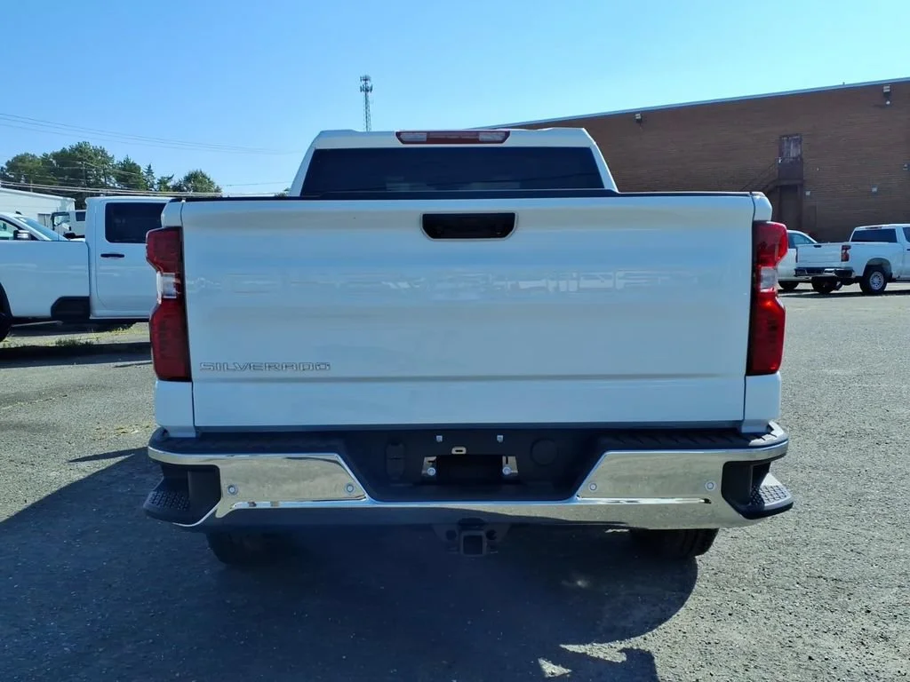 New 2026 Summit White Chevrolet WT image 26