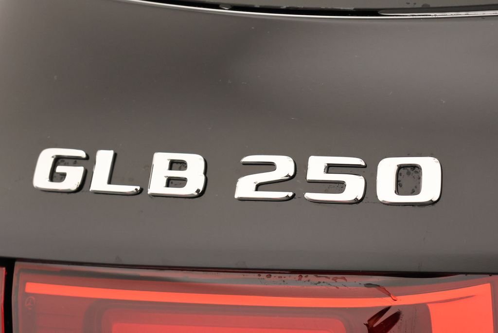Used 2026 Night Black Mercedes-Benz GLB 250 image 9