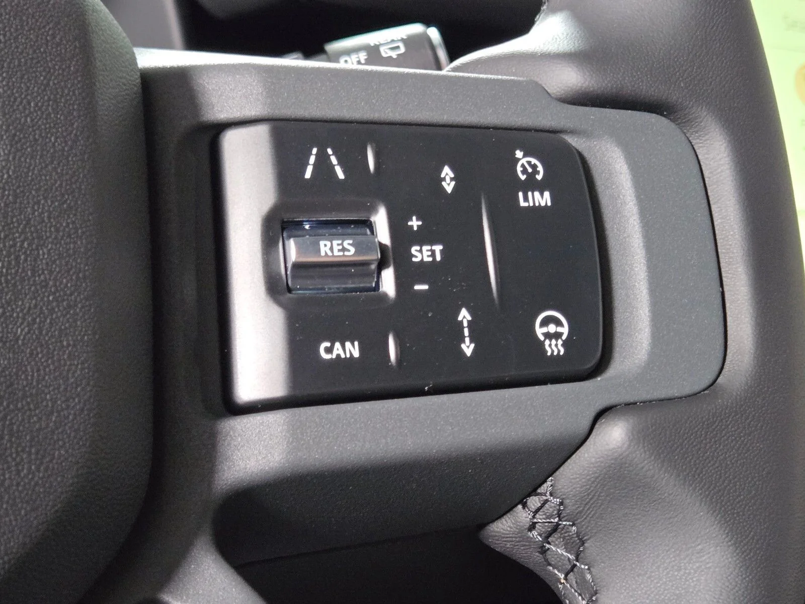 New 2026 Carpathian Grey Land Rover X-Dynamic SE image 26