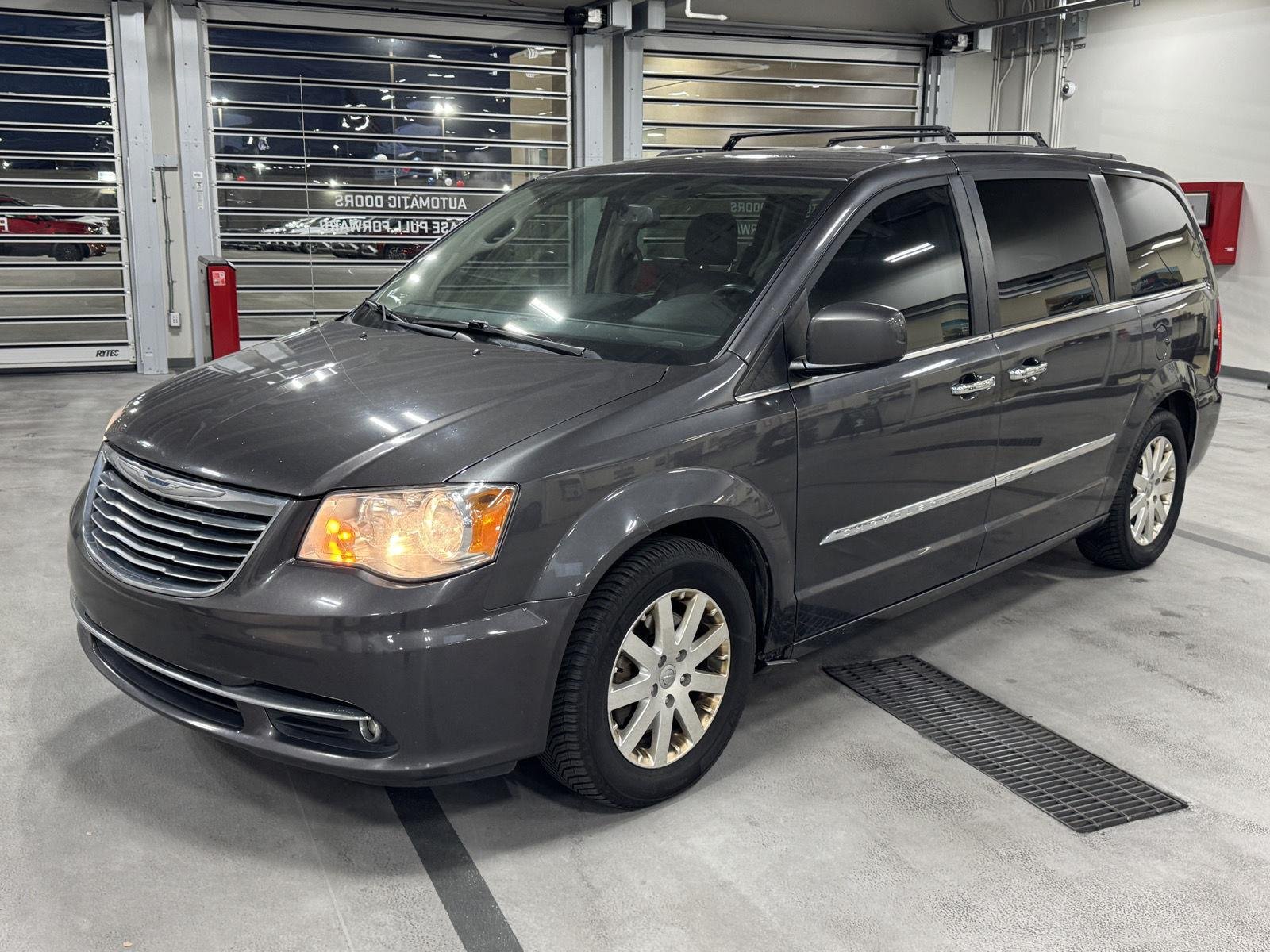 2016 Chrysler Town & Country Touring - Photo 14
