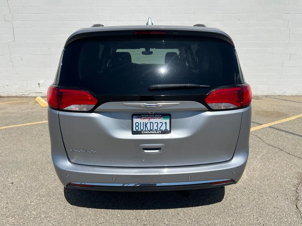Used 2018 Billet Silver Metallic Clearcoat Chrysler Touring L image 4