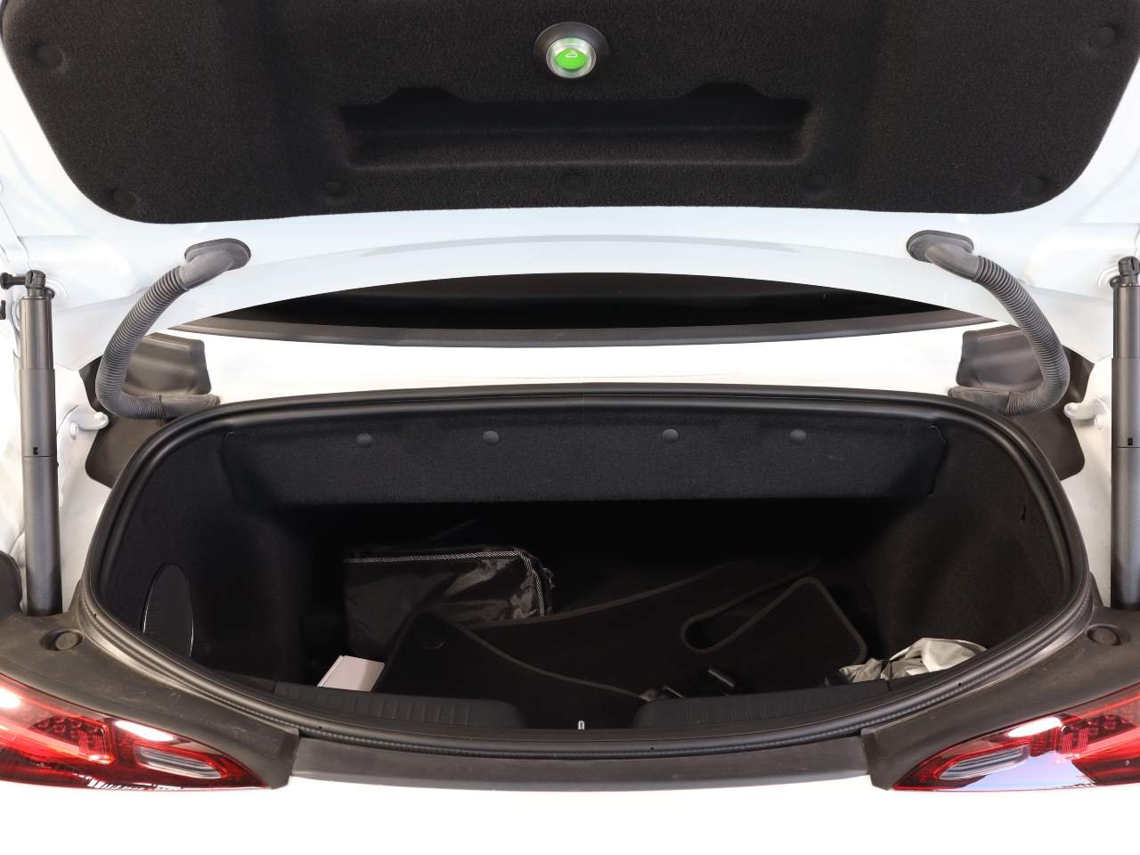 Used 2022 MANUFAKTUR Moonlight White Metallic Mercedes-Benz AMG® SL 63 image 20