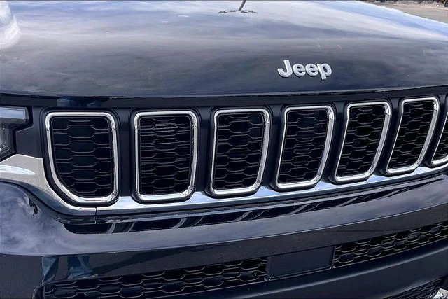New 2026 Diamond Black Crystal Pearl-Coat Exterior Paint Jeep Laredo image 35