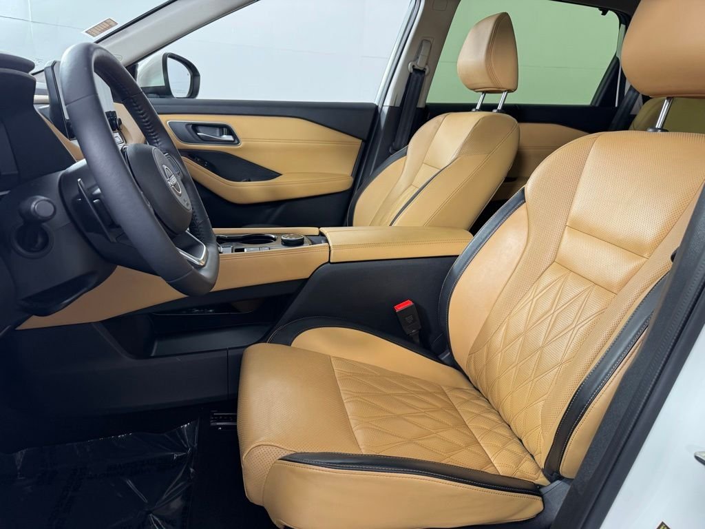 Used 2023 Pearl White Tricoat Nissan Platinum image 11