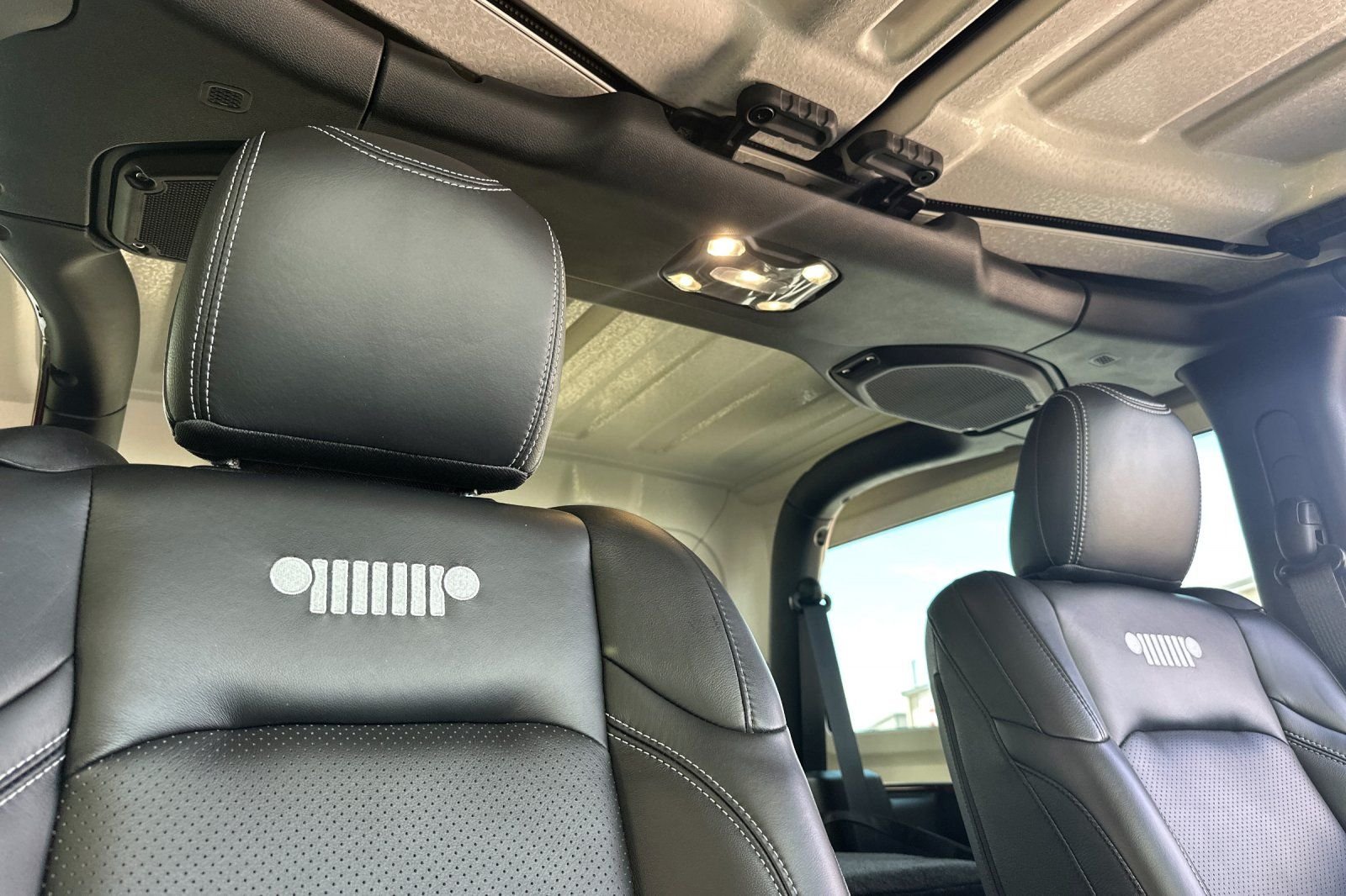 Used 2021 Red Jeep Sport S image 17