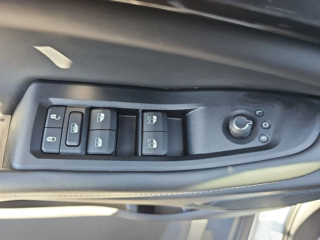 Used 2023 Silver Jeep Laredo image 27