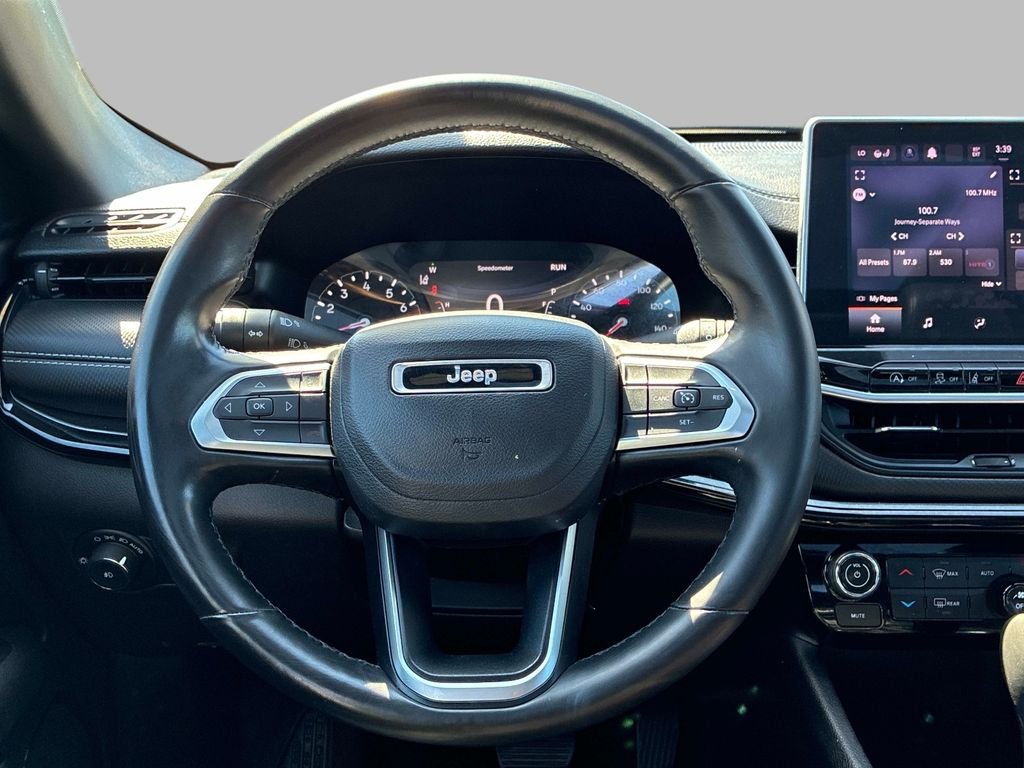 Used 2022 Silver Jeep Latitude image 18