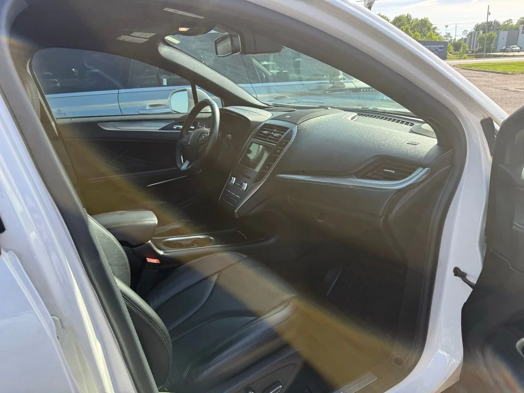 Used 2019 White Lincoln Reserve image 3