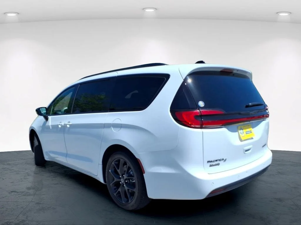 Used 2025 White Chrysler Limited image 10