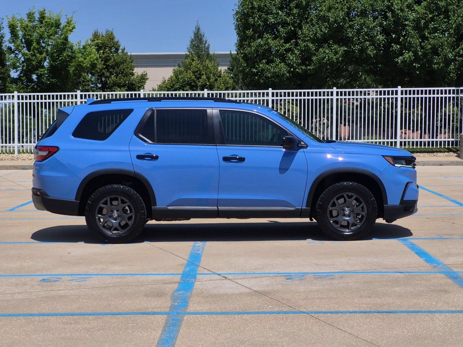 Certified Used 2025 Diffused Sky Pearl Honda TrailSport image 5