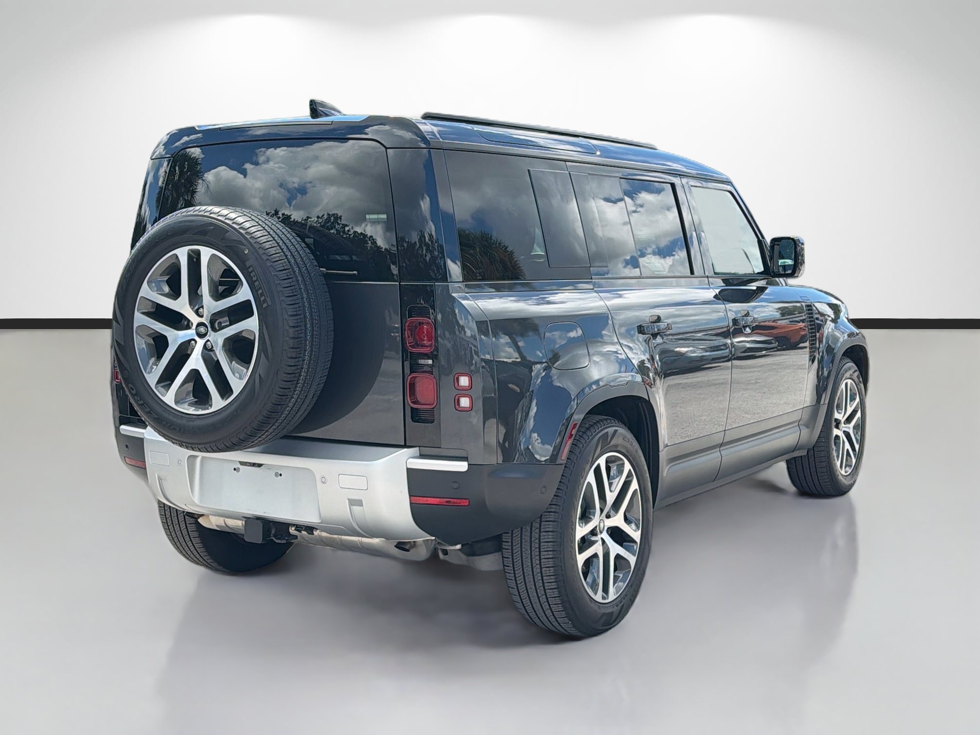 Used 2025 Carpathian Grey Premium Metallic Land Rover S image 5