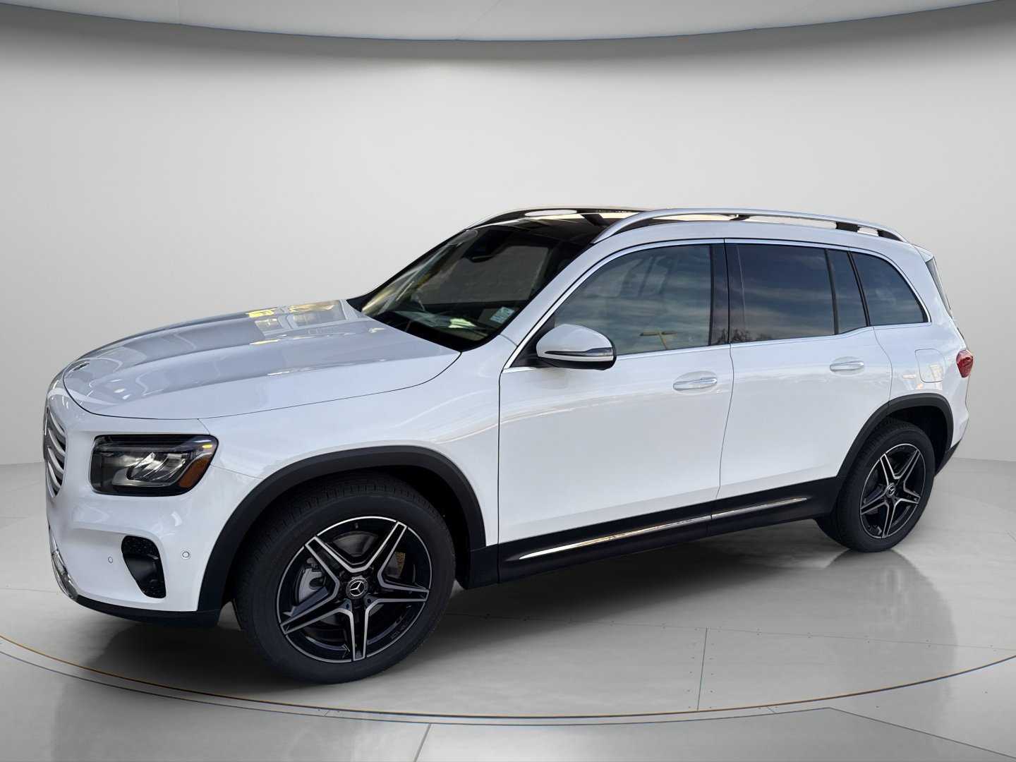 New 2026 Polar White Mercedes-Benz GLB 250 image 2