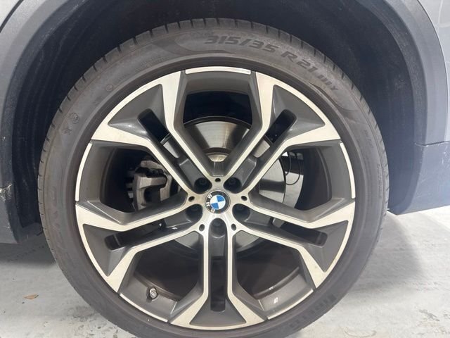 Used 2024 Gray BMW xDrive40i image 9