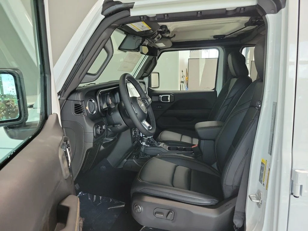 New 2025 Bright White Clear-Coat Exterior Paint Jeep Sahara image 9