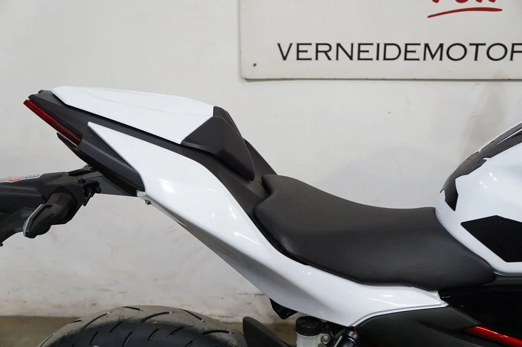 New 2026 Pearl Blizzard White/Ebony Kawasaki SE ABS image 9