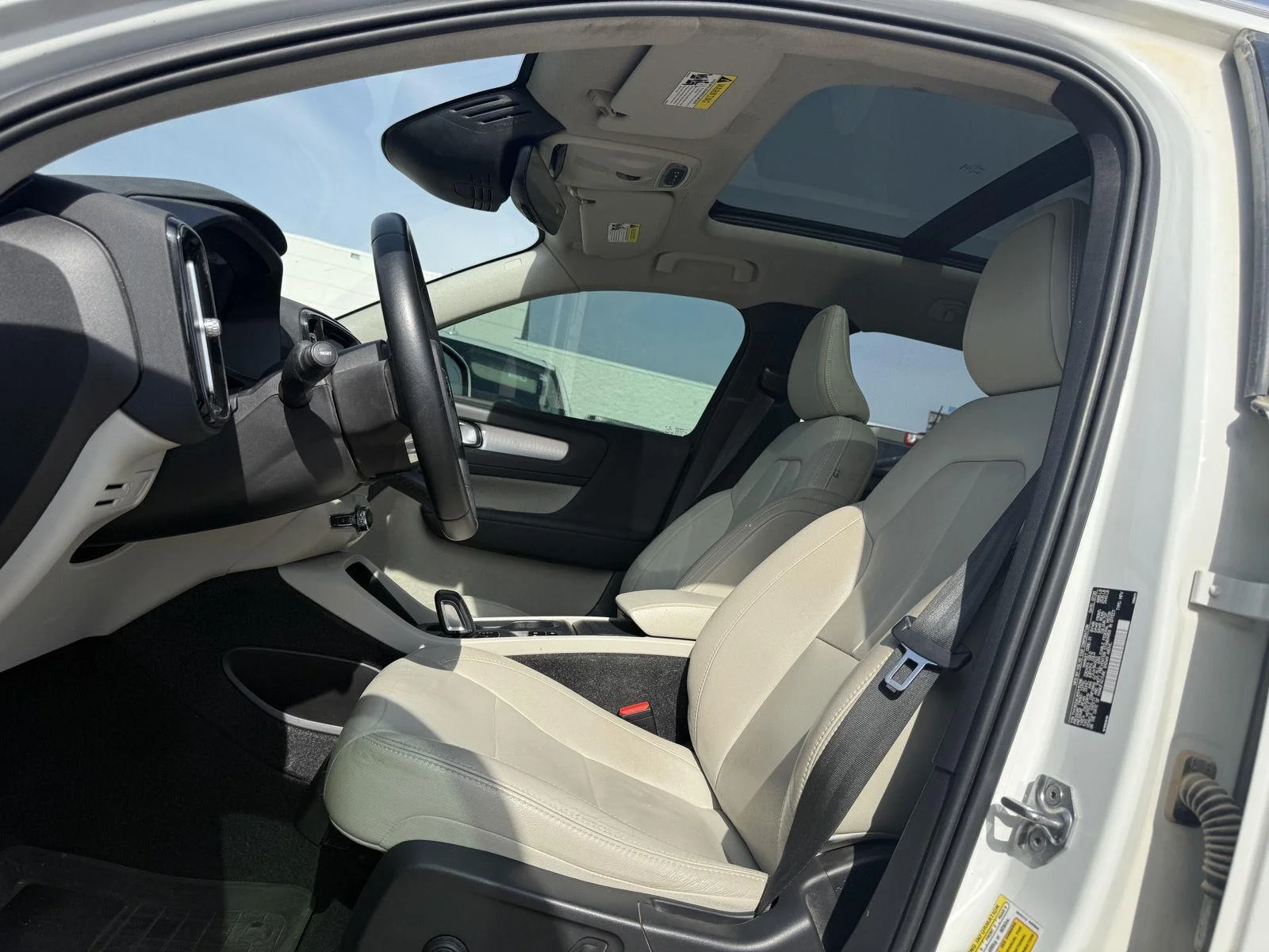 Used 2021  Volvo Momentum image 3