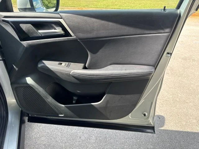 Used 2023 Silver Mitsubishi SE image 9