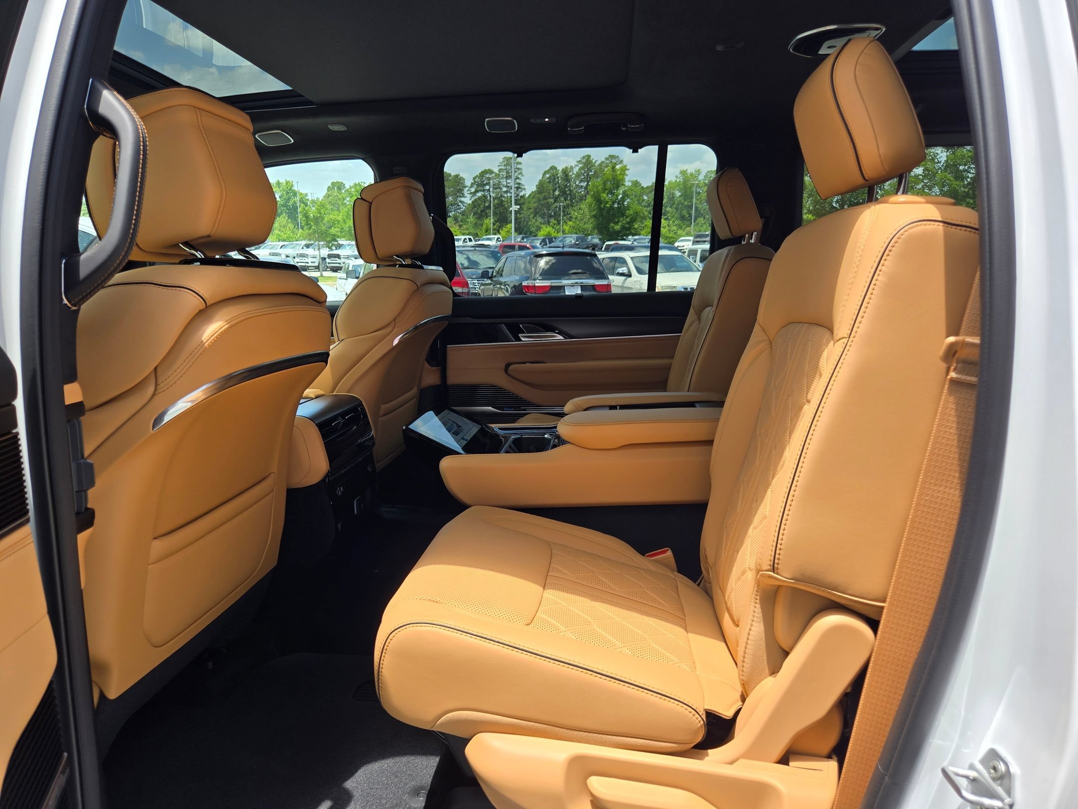 New 2026 Bright White Clear-Coat Exterior Paint Jeep Summit Reserve image 33