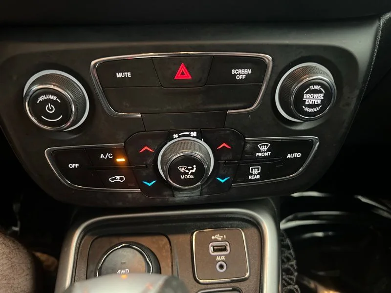 Used 2020 Gray Jeep Latitude image 27
