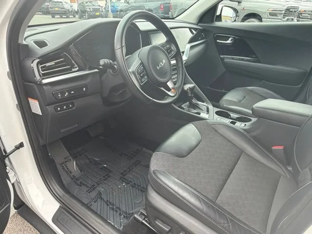 Used 2022 Snow White Pearl Kia EX image 18