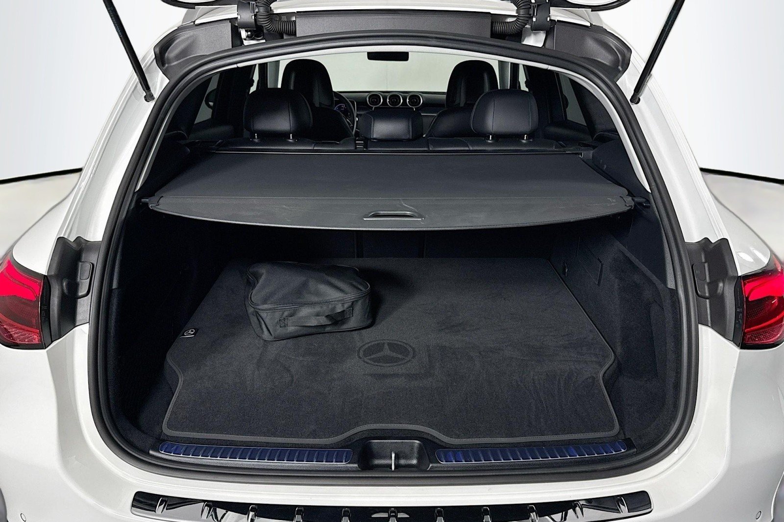 Certified Used 2025 Polar White Mercedes-Benz GLC 350e image 21