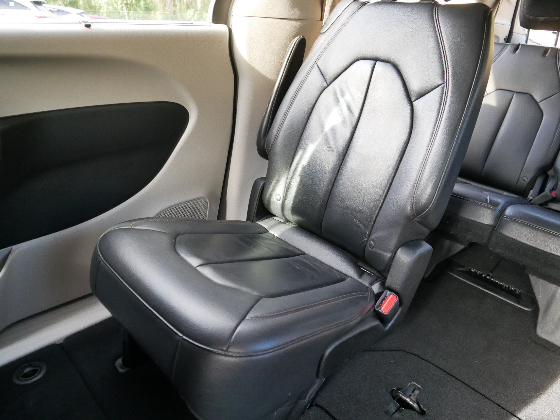 Used 2017 Bright White Clearcoat Chrysler Touring-L image 12