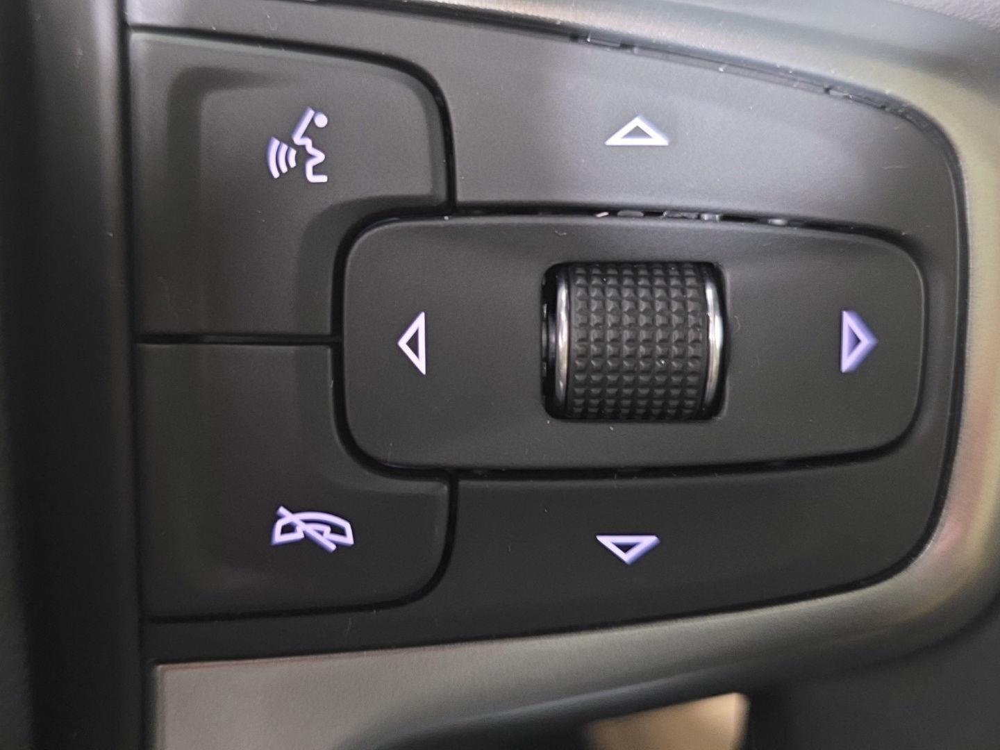 Used 2024 Iridescent Pearl Tricoat Chevrolet Premier image 28