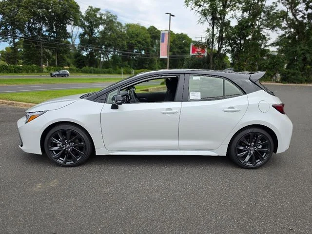 New 2026 Wind Chill Pearl with Midnight Black Metallic roof Toyota XSE image 3