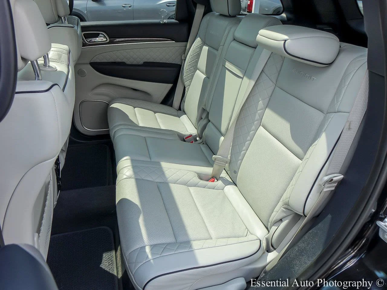 Used 2020 Diamond Black Crystal Pearlcoat Jeep Summit image 9