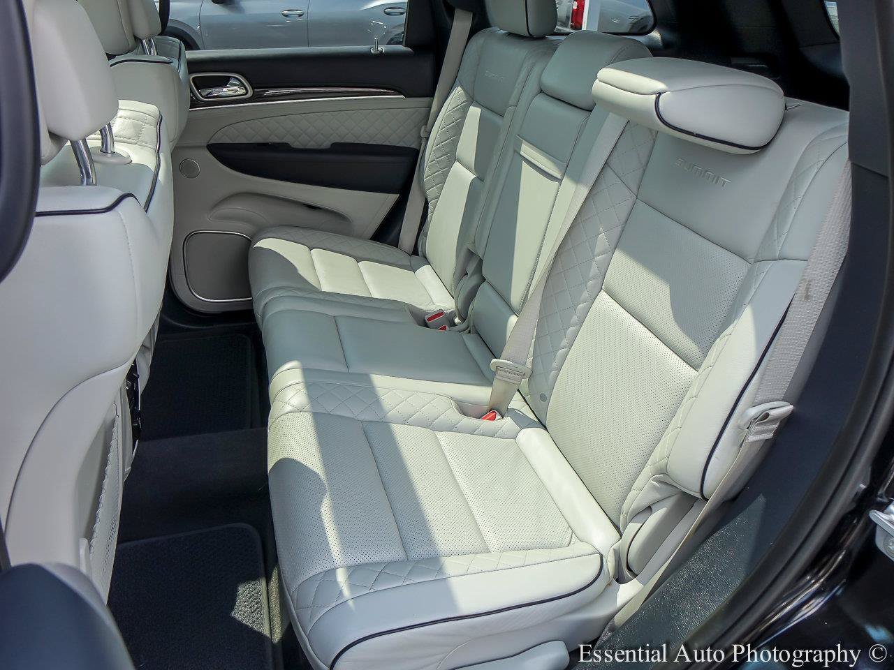 Used 2020 Diamond Black Crystal Pearlcoat Jeep Summit image 10