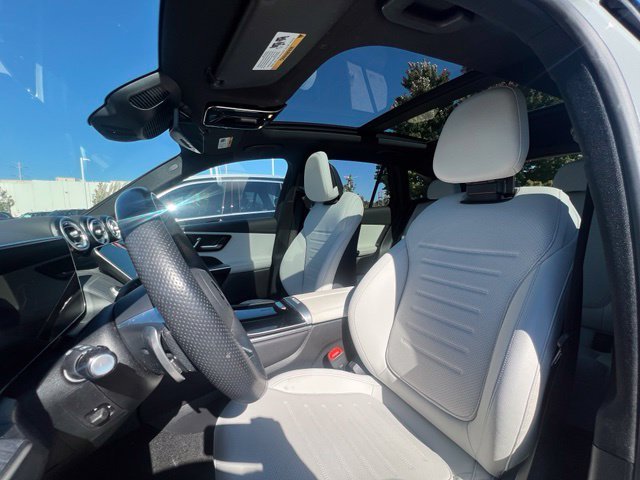 Used 2025  Mercedes-Benz GLC 350e image 24