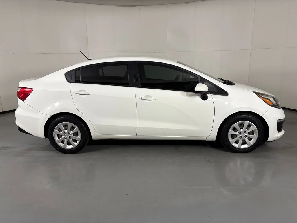 Used 2016 White Kia LX image 9