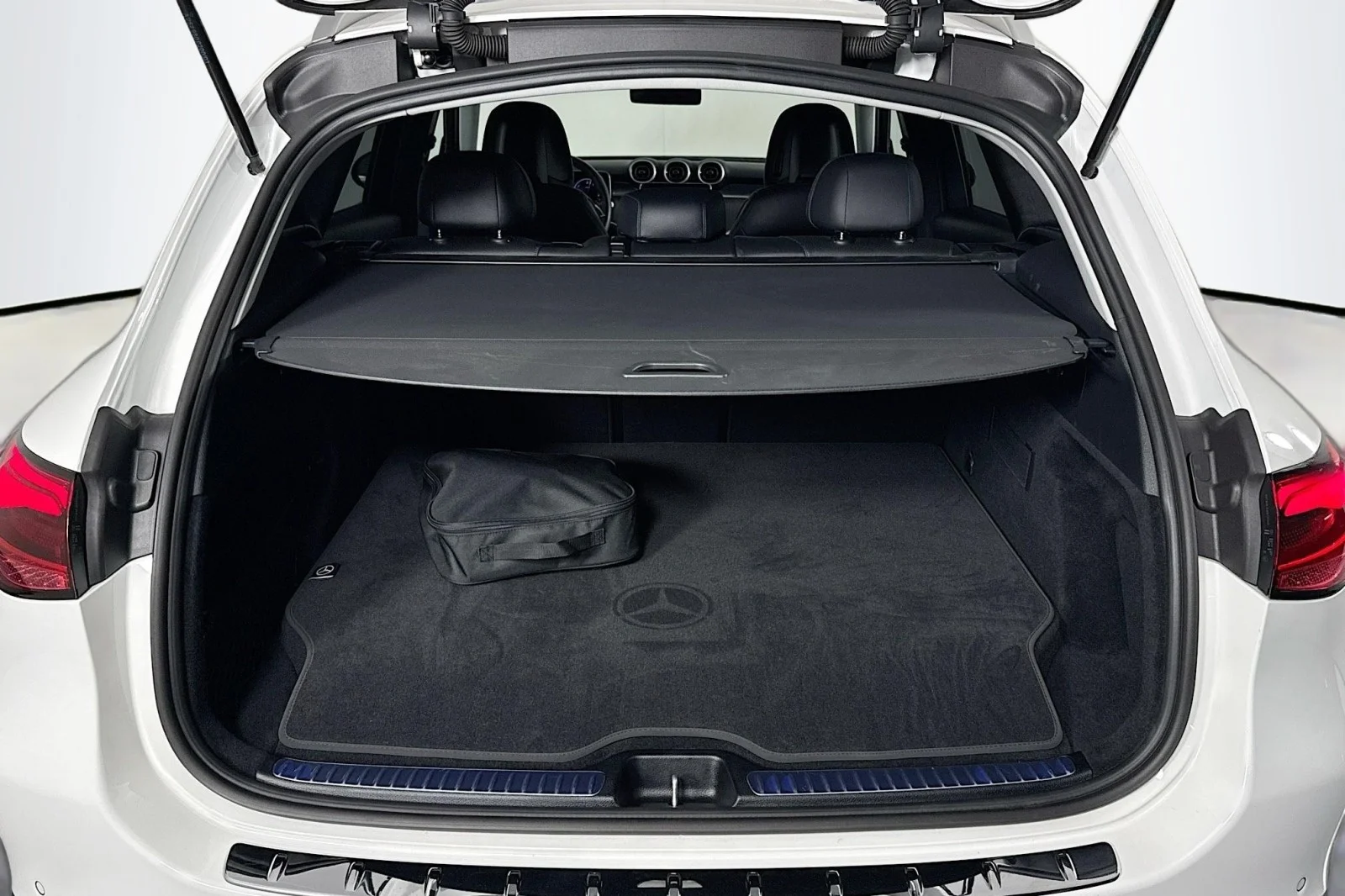 Certified Used 2025 Polar White Mercedes-Benz GLC 350e image 21