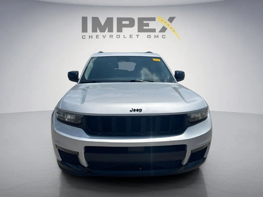 Used 2022  Jeep Limited image 8