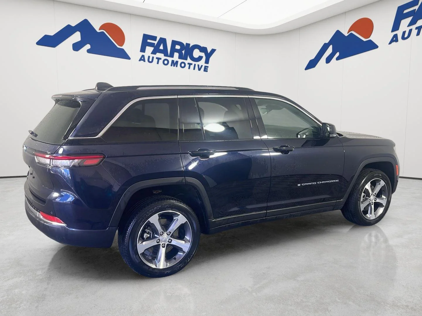 Used 2024 Midnight Sky Jeep 4xe image 6