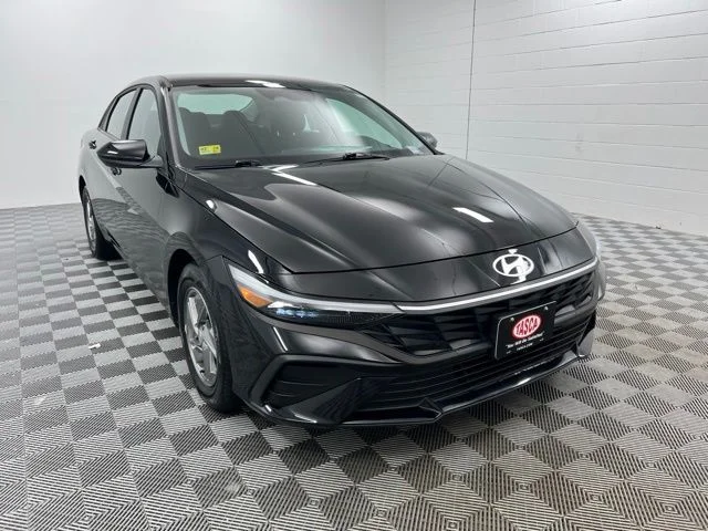Used 2025 Black Hyundai SE image 1