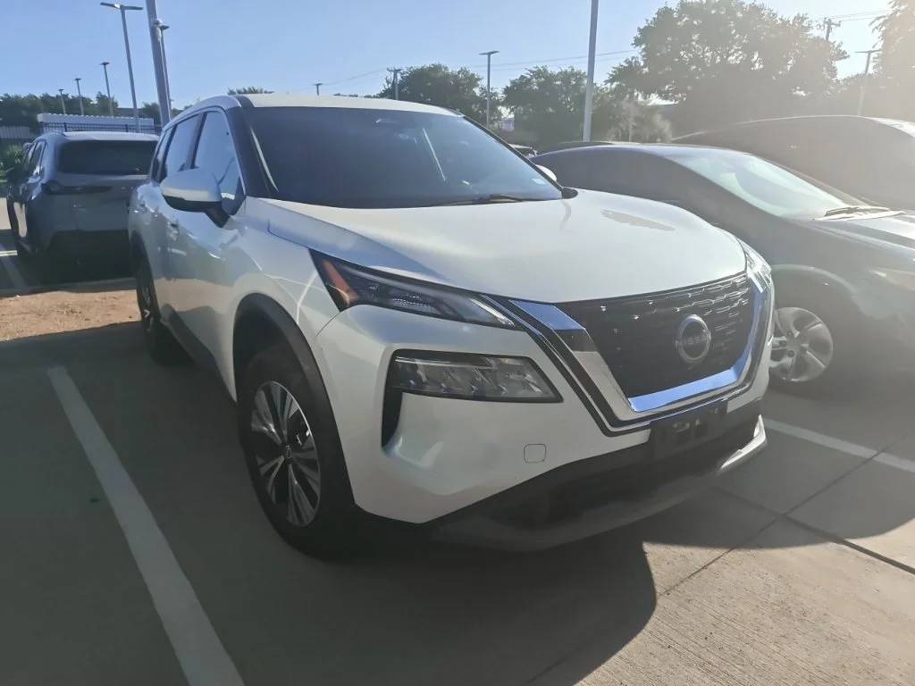 Used 2022 White Nissan SV image 2