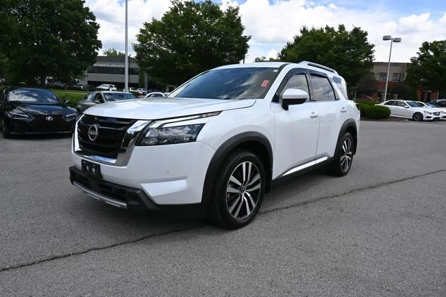 Used 2025 White Nissan Platinum image 11