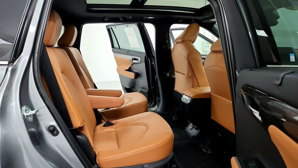 2026 Toyota Highlander Platinum - Photo 18