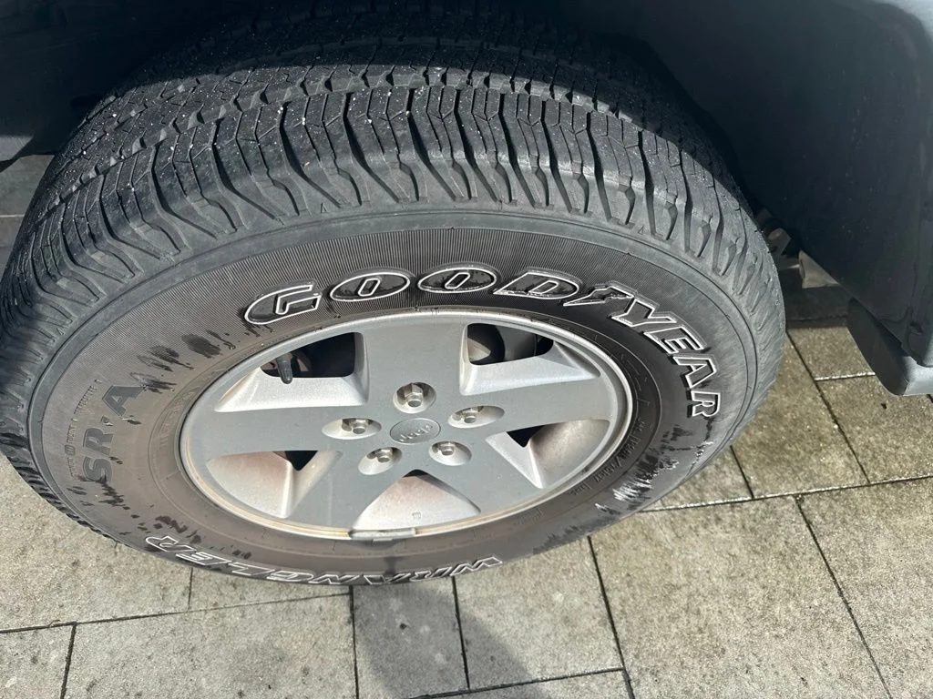 Used 2018 White Jeep Sport image 7
