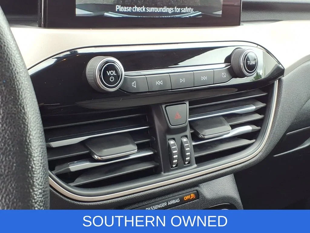 Used 2022 White Ford SE image 4