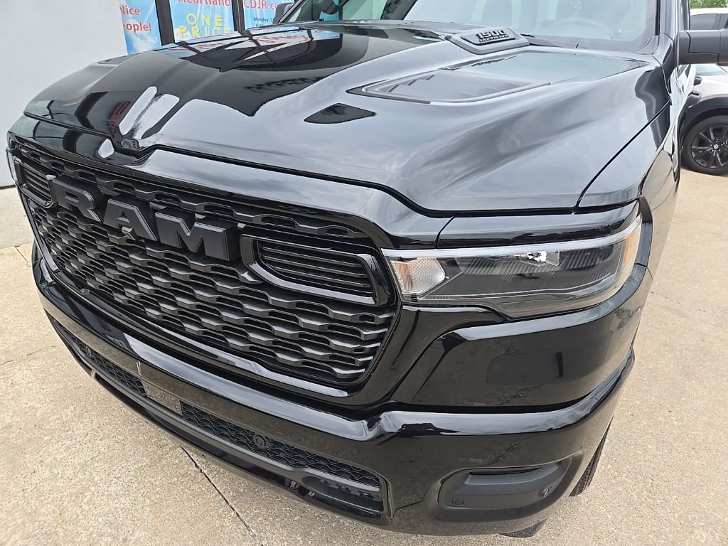 New 2026 Diamond Black Crystal Pearlcoat RAM Express image 17