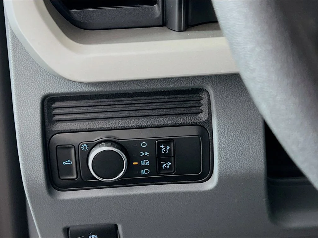 New 2026 Oxford White Ford XL image 17