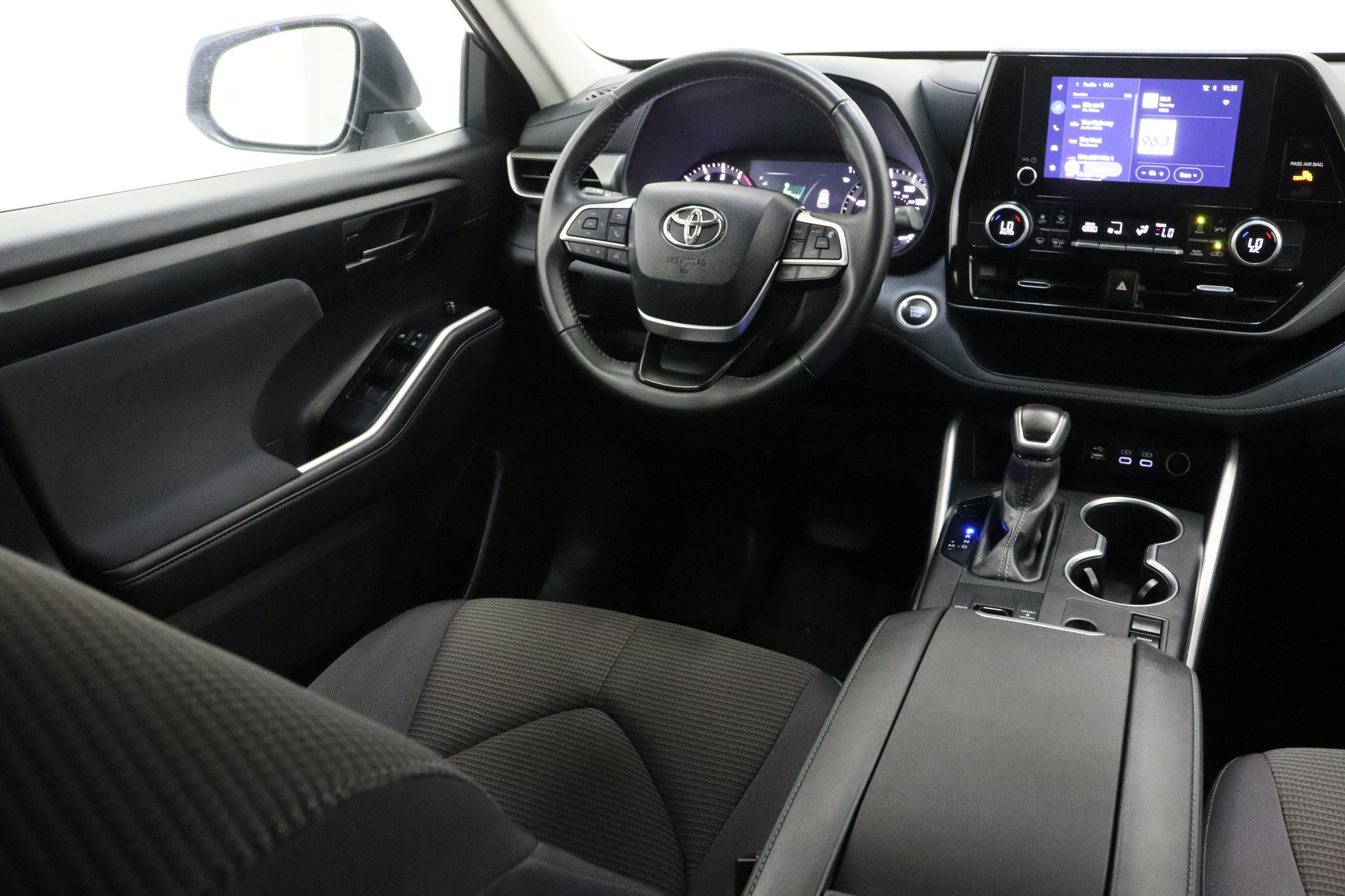 2025 Toyota Highlander LE - Photo 31