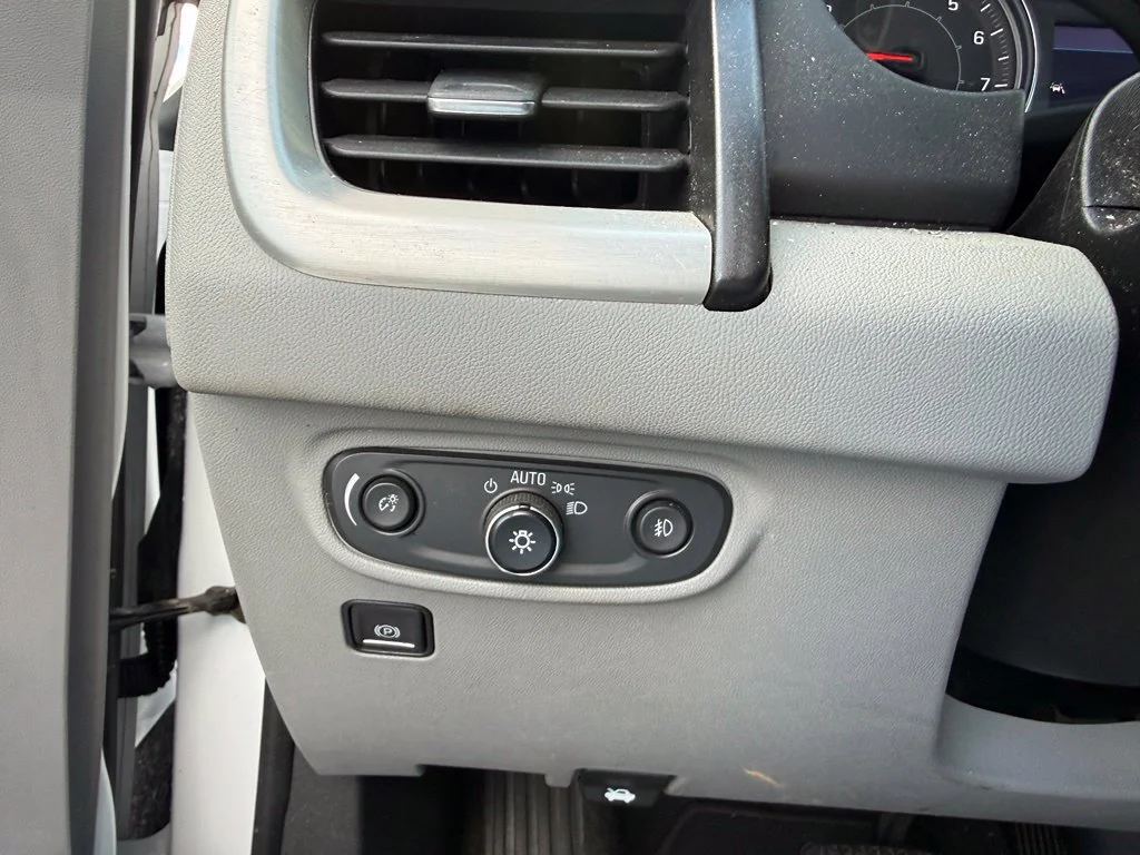 Used 2022 White GMC SLT image 21