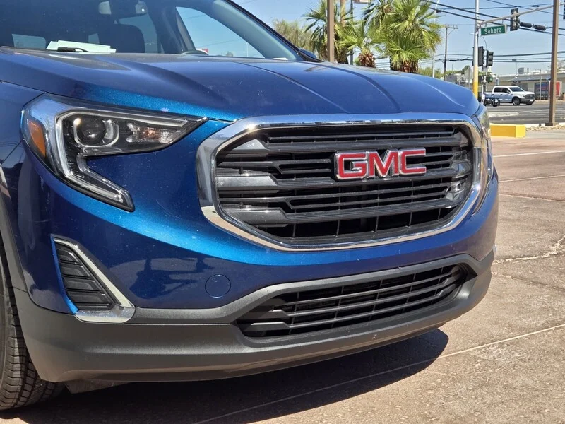 Used 2021 Blue Emerald Metallic GMC SLE image 5