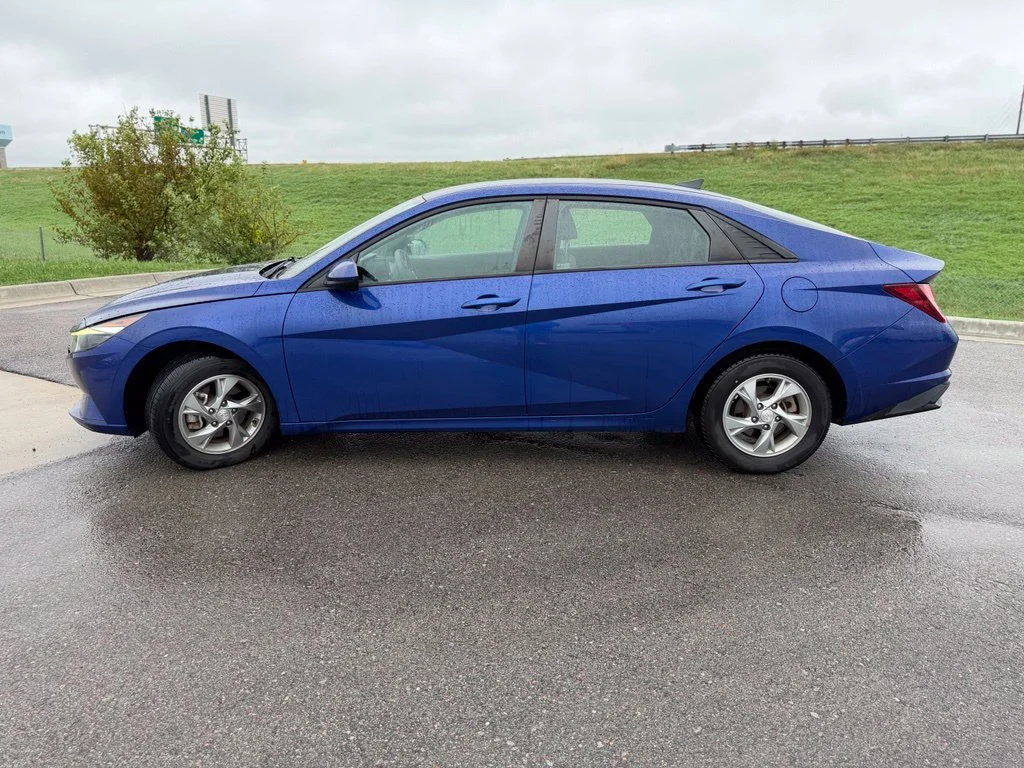 Used 2021 Blue Hyundai SE image 7