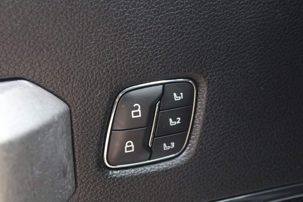 Used 2021 Black Metallic Ford Lariat image 4