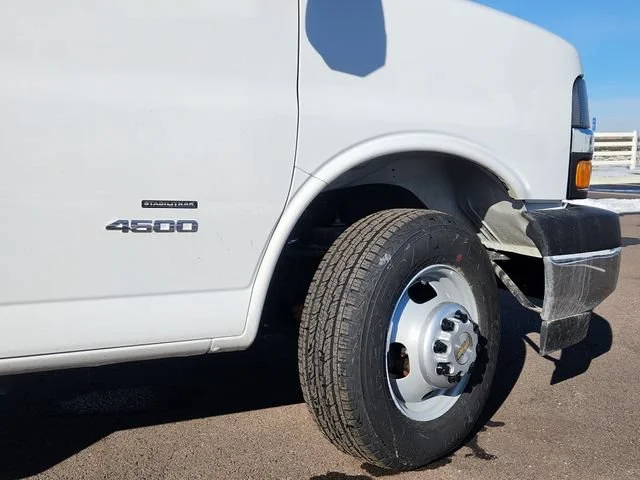 New 2026 Summit White Chevrolet 2WT image 36